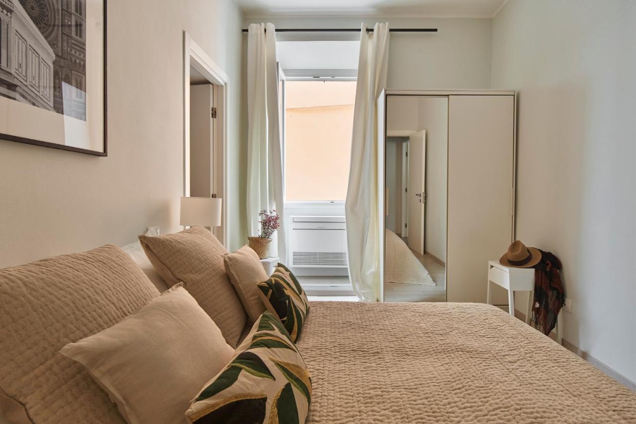 3 Master Bedrooms With Balcony On The River With Views Florens Exteriör bild