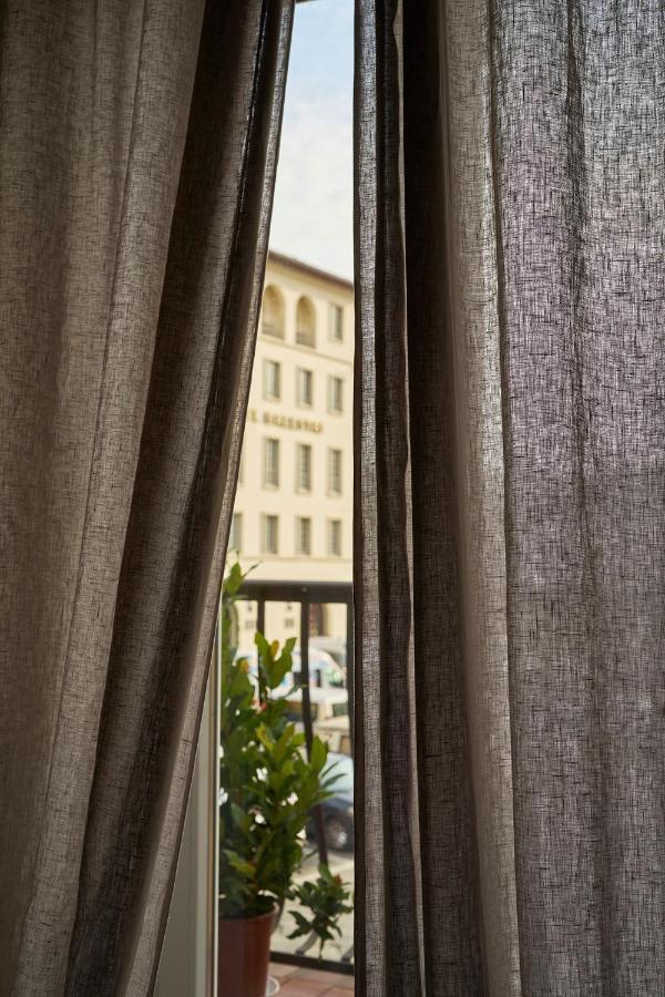 3 Master Bedrooms With Balcony On The River With Views Florens Exteriör bild